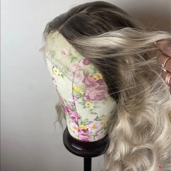 - 💫 18” PLATINUM BLONDE BROWN ROOTS WAVY LACE FRONT WIG * NEW*